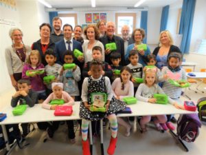 die erste Klasse der Grundschule an der Sutt freuen sich über die Dosen und den leckeren Inhalt.